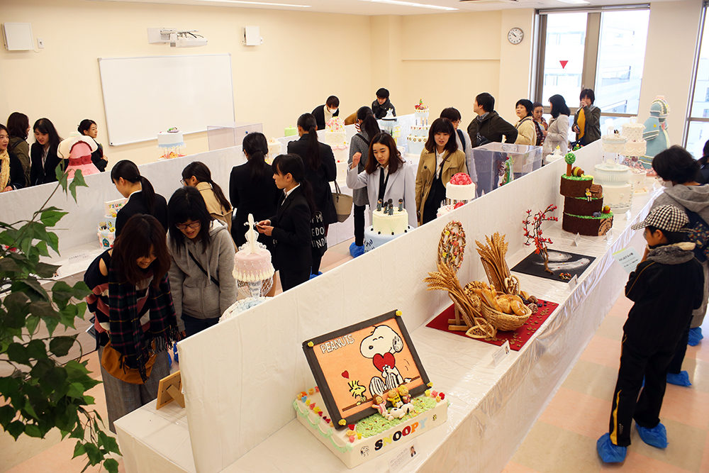 学生による工芸菓子の展示