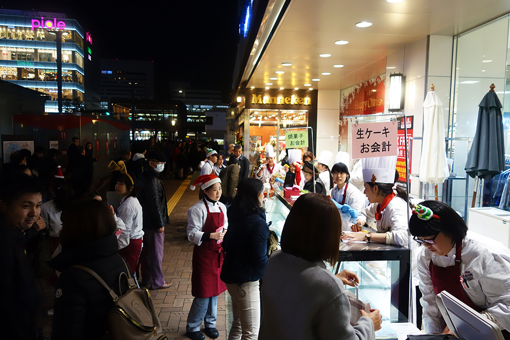 山陽百貨店で製菓学生が作ったクリスマスケーキを販売しました 18年12 23 24 みかしほ学園 日本調理製菓専門学校 日本栄養専門学校