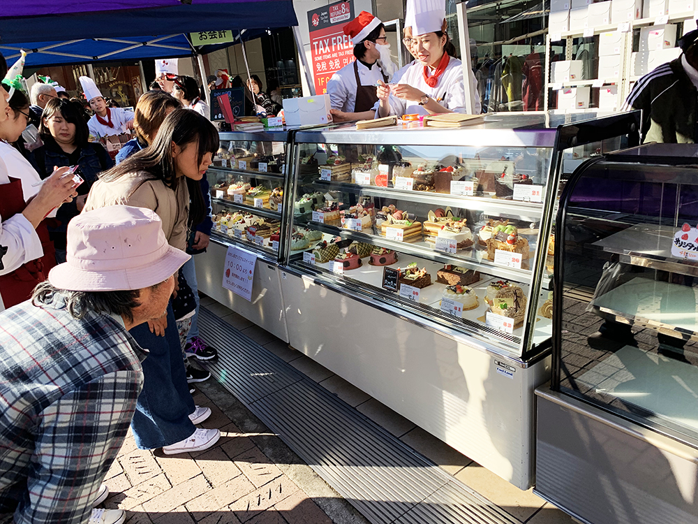 山陽百貨店で製菓学生が作ったクリスマスケーキを販売しました 18年12 23 24 みかしほ学園 日本調理製菓専門学校 日本栄養専門学校