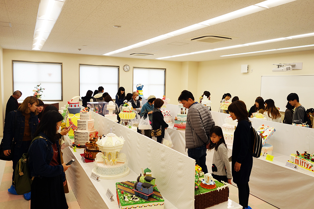 製菓校5F普通教室　製菓学生による工芸菓子の展示